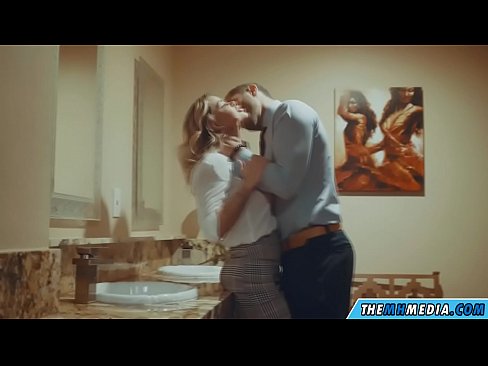 ❤️ As in busty blonde jo ferliedt yn in iepenbier toilet ️❌ Anale fideo op fy.porngifmag-com.ru ❌❤